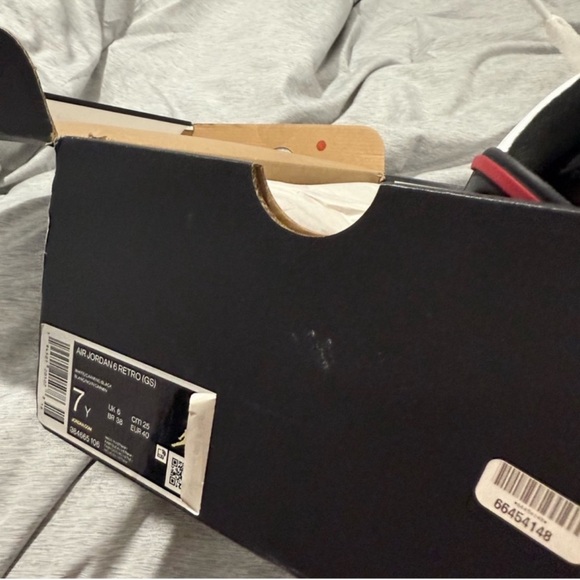 Jordan Air 6 Retro in White and Black - Picture 5 of 5